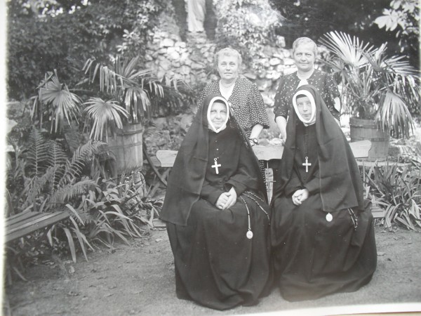 Cztery siostry Fudakowskie, po prawej stronie siedzi s. Helena.